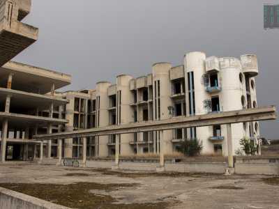 Oltrepassiamo questo ingresso improvvisato ritrovandoci cos� davanti all'edificio, che si erge in tutta la sua possenza. Sviluppato su sei livelli (di cui uno interrato), � composto da un corpo centrale e due ali laterali adiacenti che delineano una chiara forma ad "H"